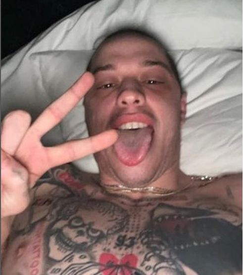 FOTOS: Kim Kardashian presume su nuevo amor 3 FOTOS: Kim Kardashian presume su nuevo amor La modelo Kim Kardashian y el actor Pete Davinson, con una reveladora foto compartida en la red social Instagram, hicieron pública la que sería la prueba irrefutable de su rumorado amor.