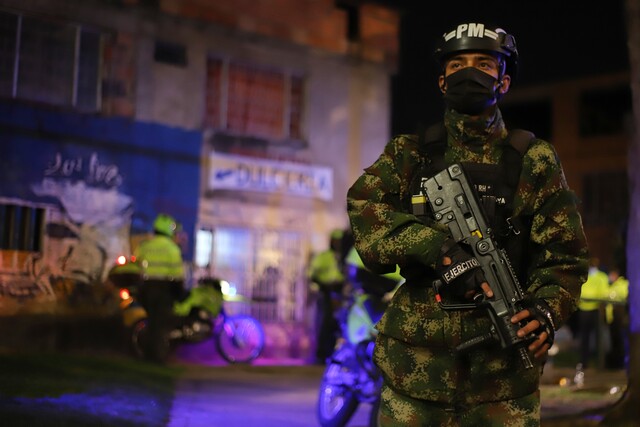 Alerta en Bogotá por el robo de un fusil a un soldado 1 Alerta en Bogotá por el robo de un fusil a un soldado En horas de la noche de este miércoles se desplegó un operativo para poder dar con un fusil que le fue hurtado a un soldado de la PM13 en Teusaquillo.