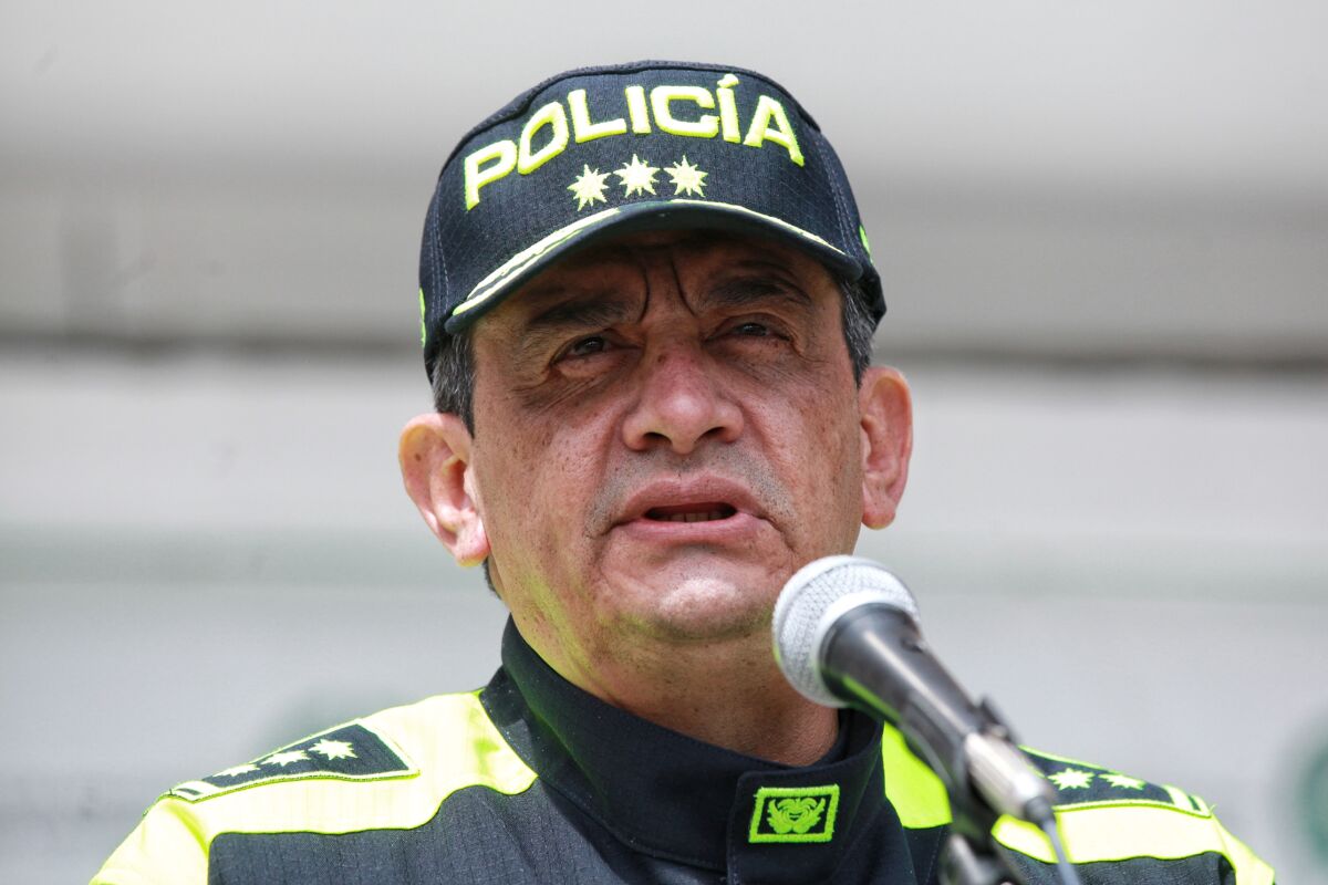 Policía advierte que la primera línea podría realizar hoy actos de vandalismo 1 Policía advierte que la primera línea podría realizar hoy actos de vandalismo El comandante de la Policía Metropolitana de Bogotá, general Eliécer Camacho Jiménez, advirtió sobre la intención de los miembros de la llamada ‘Primera Línea’ de realizar actos de vandalismo este sábado 9 de abril en el marco de la conmemoración del día de las víctimas.