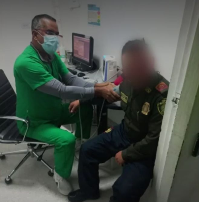 ¡El colmo! Policía fue atracado en Suba 1 ¡El colmo! Policía fue atracado en Suba Un policía en la madrugada de este 4 de abril resultó herido luego de que unos pillos lo abordaran para robarle su celular cuando iba llegando a su casa, en la localidad de Suba.