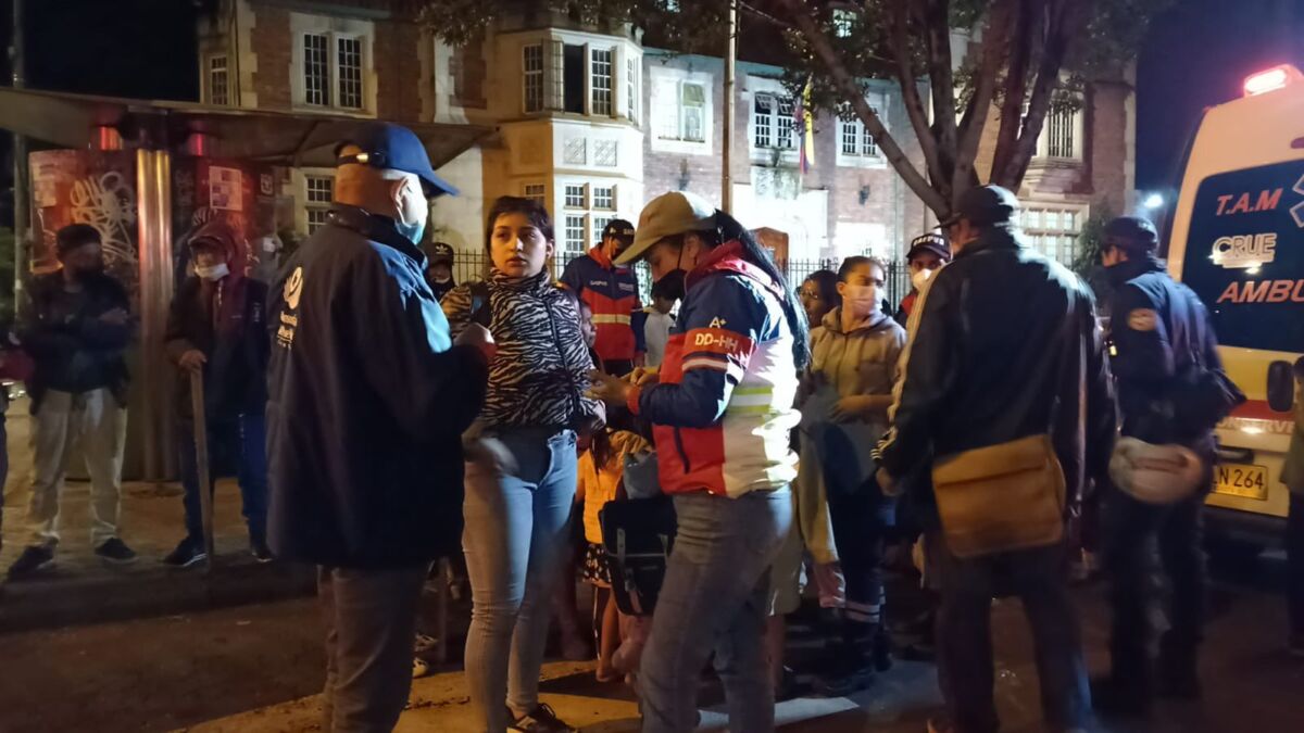 Protesta de los indígenas Emberá dejó varios heridos y daños en Bogotá 1 Protesta de los indígenas Emberá dejó varios heridos y daños en Bogotá En la noche de este miércoles, 6 de abril, indígenas de la comunidad Emberá continuaron la protesta que venían llevando a cabo desde el Parque Nacional, tomándose la vía pública, afectando la movilidad en esta zona, y vandalizando vehículos, locales y viviendas.