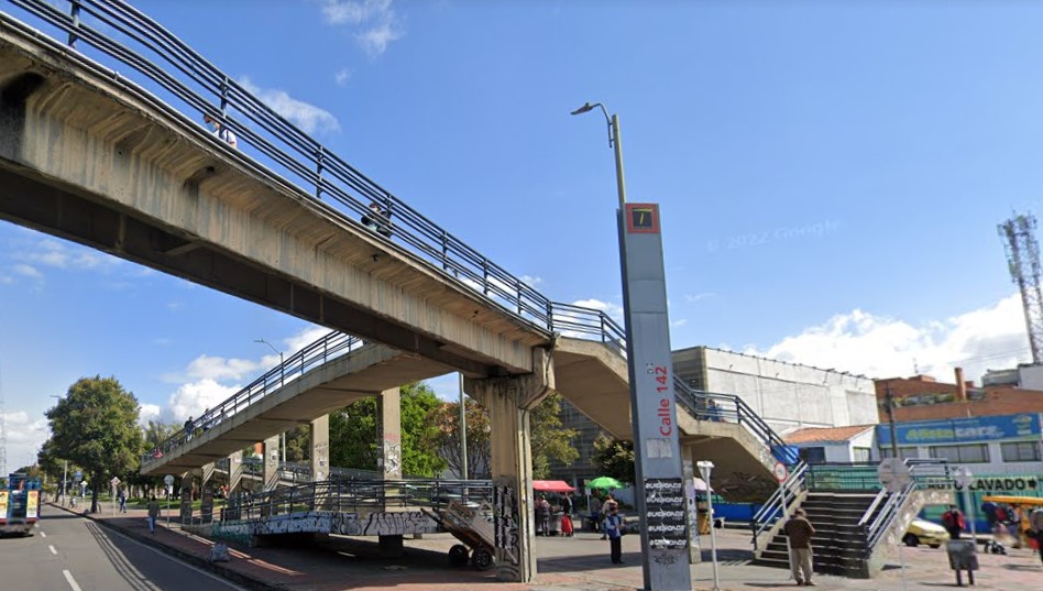 Buscan ayuda para adulto mayor que vive bajo un puente 7 Buscan ayuda para adulto mayor que vive bajo un puente En una lamentable situación se encuentra un adulto mayor que vive bajo un puente peatonal en Bogotá. El hombre se vino para Bogotá en busca de mejores oportunidades, pero la situación le ha sido difícil debido a que no tiene una de sus piernas y tuvo que hacerse una prótesis con tubos de PVC.