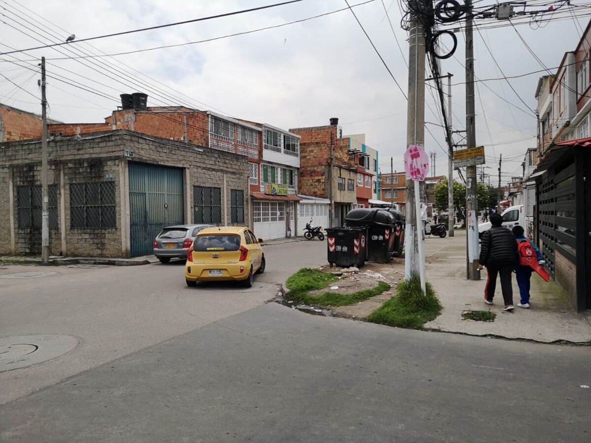 Apuñalan a un hombre en Quiroga Central En la mañana de ayer, con la mano en el pecho y caminando tambaleándose, anduvo por varios metros un hombre que había sido apuñalado en una de las calles del barrio Quiroga Central en la localidad de Rafael Uribe.