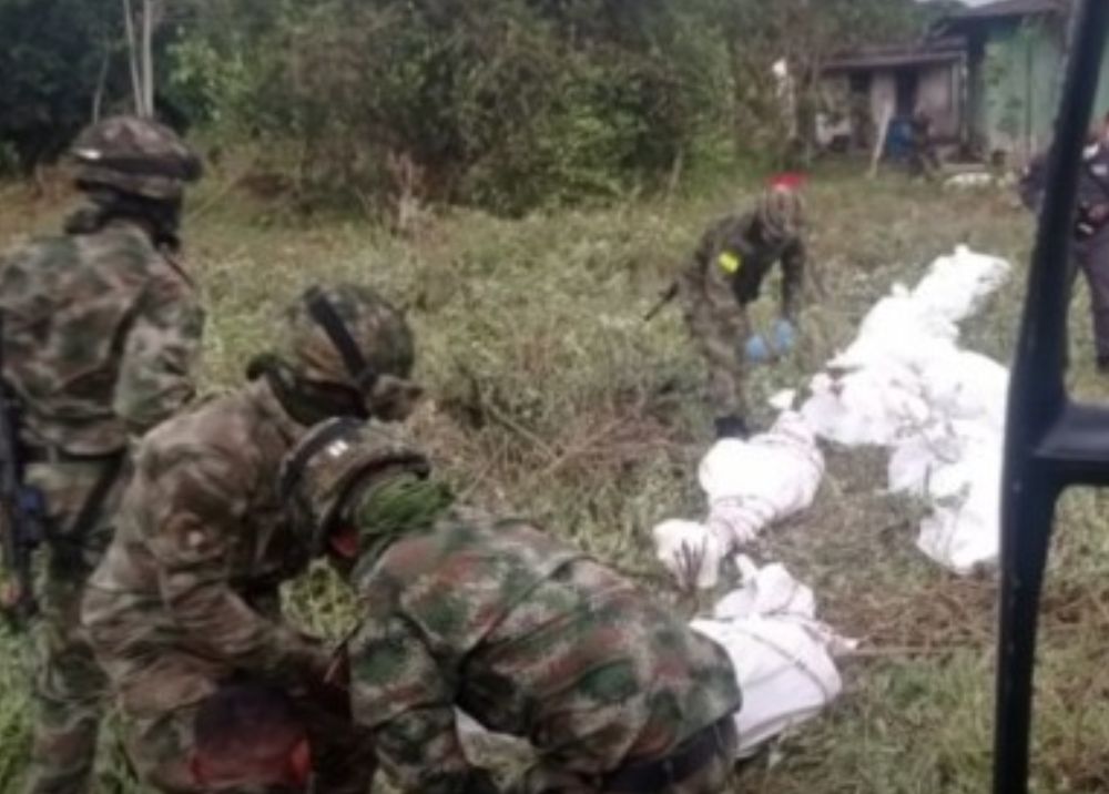 Versiones cruzadas sobre el operativo militar que dejó 11 muertos 3 Versiones cruzadas sobre el operativo militar que dejó 11 muertos La operación militar dejó cuatro civiles heridos, ninguna captura y el decomiso de seis armas de fuego.