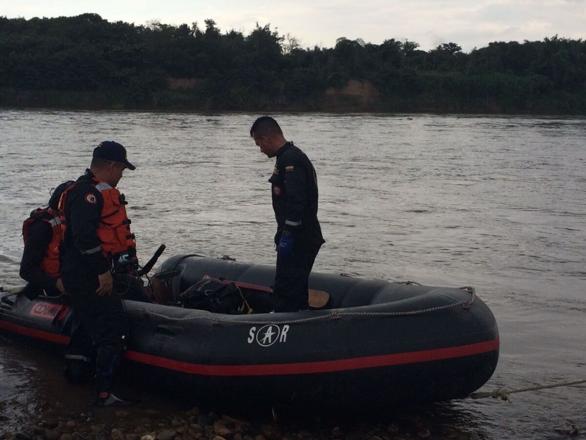 Bogotanos murieron ahogados en Flandes, Tolima 1 Bogotanos murieron ahogados en Flandes, Tolima Un trágico hecho sucedió en el barrio Las Rosa, del municipio de Flandes, luego de que dos turistas bogotanos se ahogaran y desaparecieran en el río Magdalena.