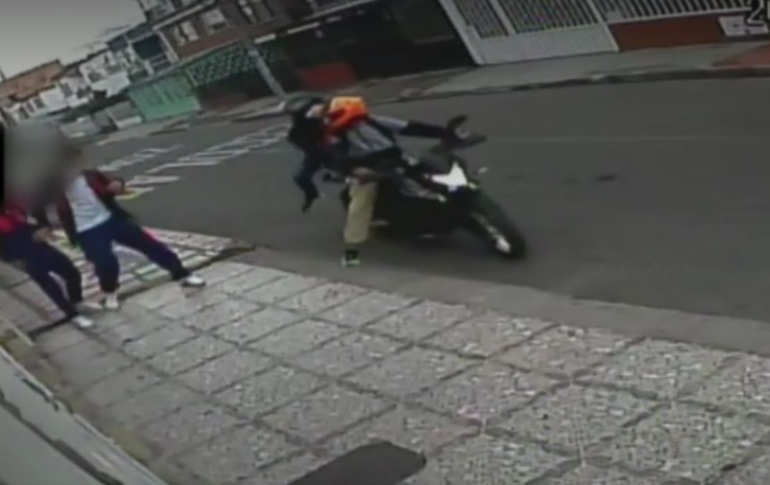 En video: motero y parrillero atracan a estudiantes en Ciudad Montes 10 En video: motero y parrillero atracan a estudiantes en Ciudad Montes En las ultimas horas salió a la luz un video, en el que quedó registrado un motociclista y su parrillero, perpetrando un hurto a dos estudiantes que transitaban por el barrio Ciudad Montes, al sur de Bogotá.
