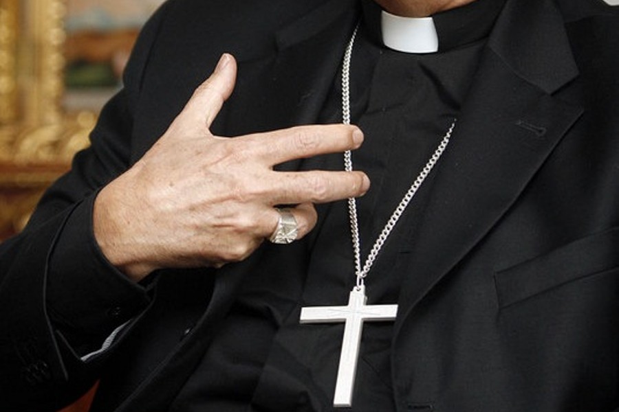 El sacerdote colombiano que es acusado de pedofilia en Italia 2 El sacerdote colombiano que es acusado de pedofilia en Italia Luego de que se conociera la captura del sacerdote colombiano Carlos Alberto Pérez Arco el Viernes Santo en Italia por el delito de pedofilia, se han venido revelando una serie de eventos que acusan al religioso desde hace varios años.
