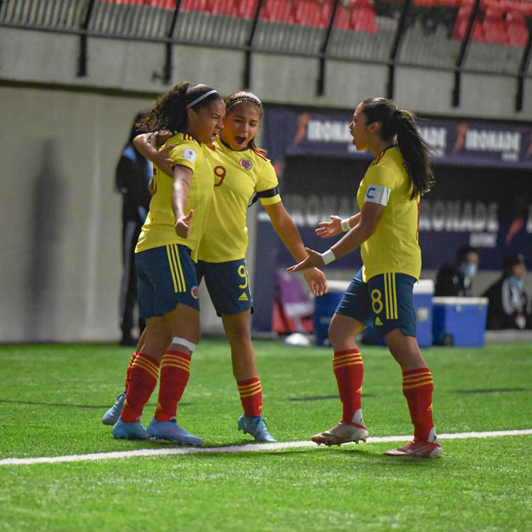 La Sub-20 Femenina superó a Chile y homenajeó a Freddy Rincón 1 La Sub-20 Femenina superó a Chile y homenajeó a Freddy Rincón Gracias a un gol de Griselda Robledo al inicio del partido, la Selección Colombia Femenina Sub-20 venció a Chile 0-1, llegando a ocho puntos, con los cuales logró su clasificación al cuadrangular final del Campeonato Sudamericano de la categoría, además, aprovecharon el momento en cámara para rendir un sentido homenaje al gran Freddy Rincón .