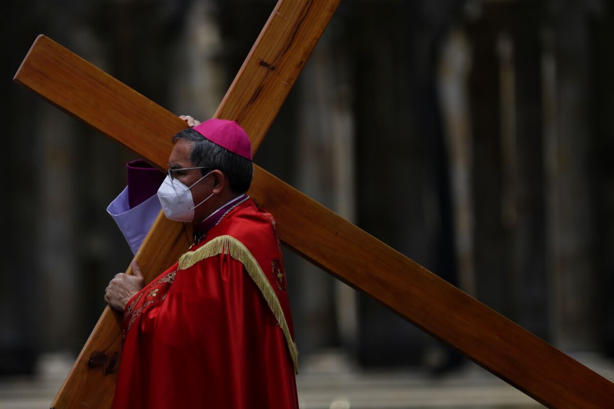 ¿Cuál es el significado del Viernes Santo y por qué es tan importante? 2 ¿Cuál es el significado del Viernes Santo y por qué es tan importante? El segundo día de la Semana Santa es muy importante para los católicos porque el Viernes Santo se conmemora la muerte de Jesús en la cruz, y hace parte del Tributo Pascual que tiene como fin, preparar a los católicos para el Domingo de resurrección.
