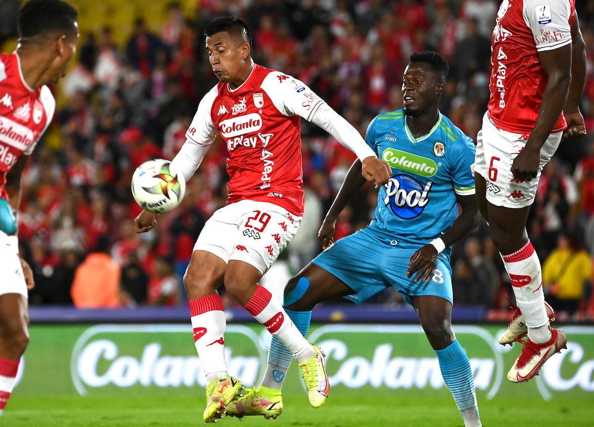 Santa Fe goleó a Jaguares en El Campín y sigue vivo en la Liga Fin al mal momento de Santa Fe en la Liga. Este sábado, en el estadio El Campín, y frente a su hinchada, el cuadro 'Cardenal' goleó 4-0 a Jaguares y acabó con una racha de tres fechas sin ganar. Además, mantiene vivas sus opciones de clasificar a las finales.