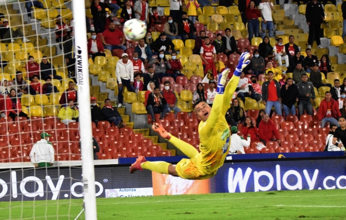 Santa Fe goleó a Jaguares en El Campín y sigue vivo en la Liga Fin al mal momento de Santa Fe en la Liga. Este sábado, en el estadio El Campín, y frente a su hinchada, el cuadro 'Cardenal' goleó 4-0 a Jaguares y acabó con una racha de tres fechas sin ganar. Además, mantiene vivas sus opciones de clasificar a las finales.