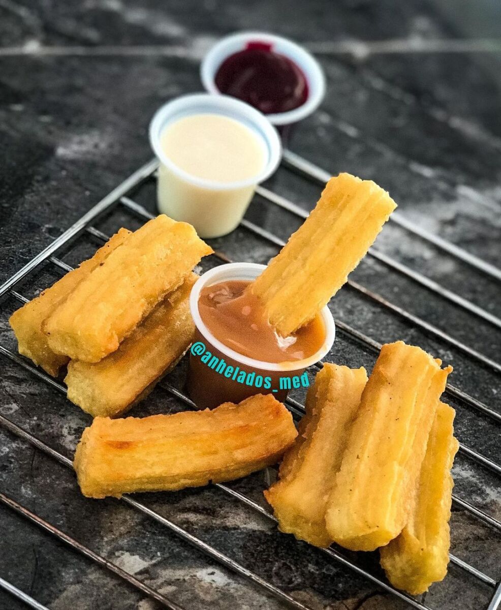 Con apenas 14 años montó empresa y así se paga sus libros 1 Con apenas 14 años montó empresa y así se paga sus libros En la casa de Sheylla Quintero siempre hay un olor dulce, exactamente a churros, esos deliciosos pasteles que para muchos son el postre perfecto después de almuerzo. Lo mejor de la historia es que son preparados por ella misma, una niña de 14 años, quien tiene muy claro que quiere ser independiente para ganarse la vida.