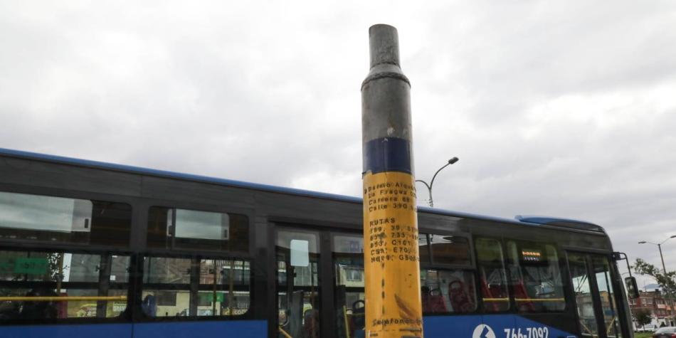 Así será las nuevas señales del SITP para evitar que se las roben Ante los constantes robos de las señales de SITP en la capital, donde los usuarios obtienen información de las rutas que paran en el lugar, el Distrito decidió hacerle frente a esta problemática y anunció un plan de contigencia para que los ciudadanos no se vean afectados con la falta de estas señales.