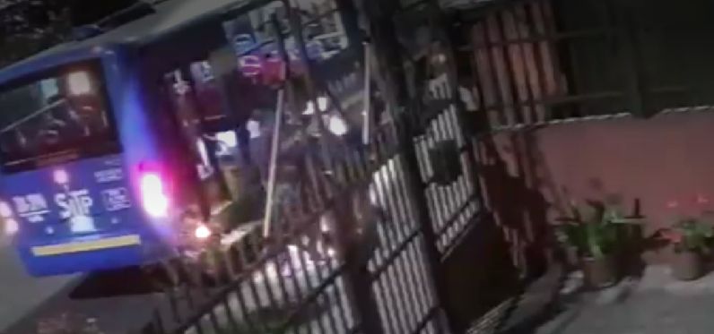 Caen 'Los Galanes' banda que robaba celulares en buses del SITP 1 Caen 'Los Galanes' banda que robaba celulares en buses del SITP La Policía Metropolitana de Bogotá, con la ayuda de agentes encubiertos, logro desmantelar una banda que se dedicaban al hurto de celulares en buses del SITP en el sur de la ciudad.