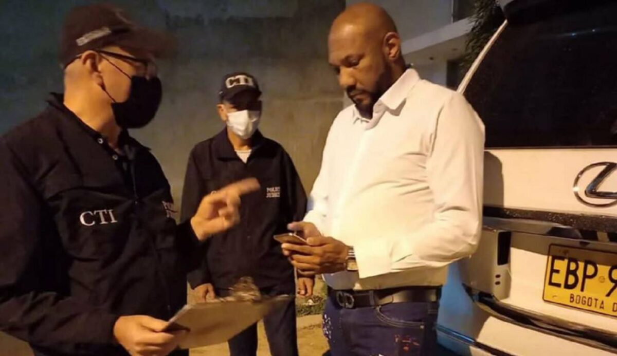 Capturan al cantante Alberto 'Tico' Mercado tras ser acusado por intento de feminicidio Alberto Mercado, mejor conocido como 'Tico' y por canciones como 'Cuéntenmelo' o 'En esta noche', fue capturado por el cuerpo del CTI de la Fiscalía en Valledupar, tras ser señalado de presuntamente golpear en repetidas ocasiones a su pareja el 14 de octubre del año pasado.