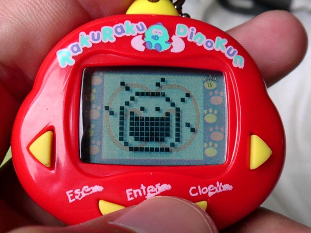¡Atención! Anuncian que volverá el popular juguete de los 90, el 'Tamagotchi' 1 ¡Atención! Anuncian que volverá el popular juguete de los 90, el 'Tamagotchi' Los que vivieron su infancia en la década de los 90, recordarán el popular juguete llamado 'Tamagotchi', un aparato interactivo donde las personas cuidaban de manera virtual una mascota.
