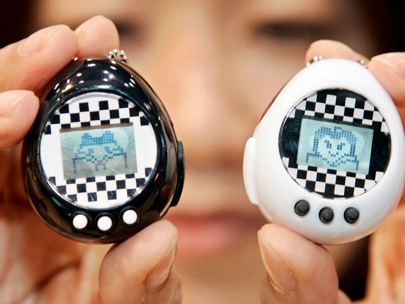 ¡Atención! Anuncian que volverá el popular juguete de los 90, el 'Tamagotchi' 4 ¡Atención! Anuncian que volverá el popular juguete de los 90, el 'Tamagotchi' Los que vivieron su infancia en la década de los 90, recordarán el popular juguete llamado 'Tamagotchi', un aparato interactivo donde las personas cuidaban de manera virtual una mascota.
