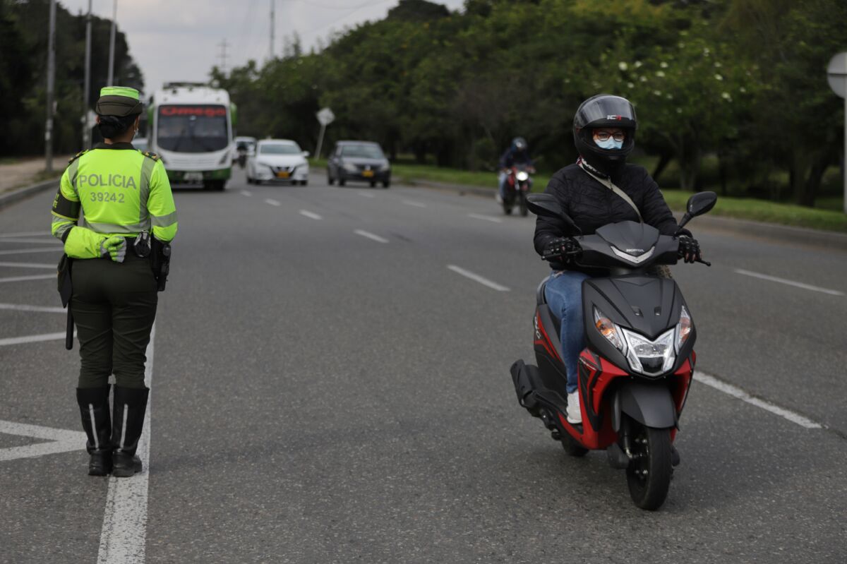 Vea el paso paso para consultar los impuestos de las motos en Bogotá Con un herramienta digital que puso la Secretaría de Hacienda a disposición de todos los moteros de la capital, ahora es más fácil tramitar y consultar los impuestos de las motos ya sea en ordenador o en celular.