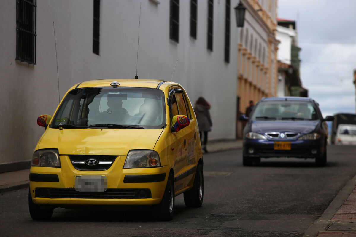 Joven de 17 años fue abusada por un taxista 1 Joven de 17 años fue abusada por un taxista Con un impresionante acto de inseguridad, una joven de tan solo 17 años fue abusada sexualmente por un taxista que la recogió en la localidad de Chapinero y que se suponía la llevaría a su hogar.