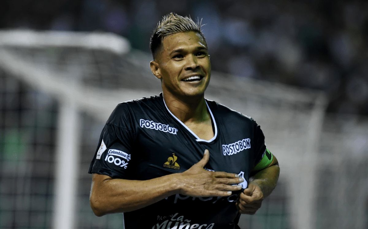 Top cinco de los futbolistas mejor pagos de la Liga colombiana 2 Top cinco de los futbolistas mejor pagos de la Liga colombiana Futbolistas de renombre que actualmente juegan en la liga colombiana están en el país ganando jugosos salarios, sin importar que por la edad estén cerca de retirarse.