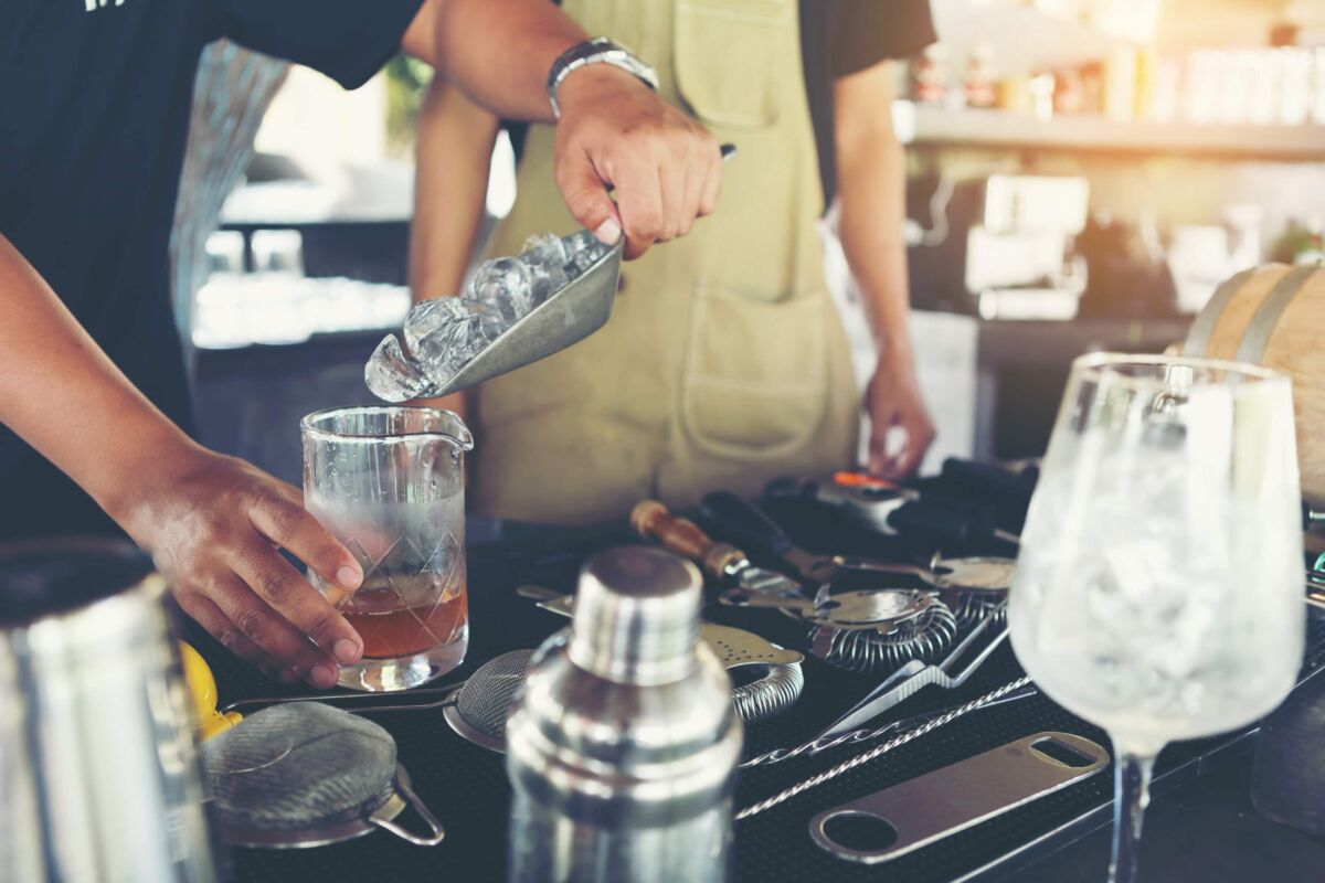 El Sena abrió 6 mil cupos para certificar a trabajadores en turismo Con una atractiva oferta, el Servicio Nacional de Aprendizaje (Sena) abrió 6.000 cupos para certificar a todos esos trabajadores que tengan experiencia en hotelería, turismo o gastronomía. La oferta evaluará y certificará a los aspirantes con base en sus competencias laborales.