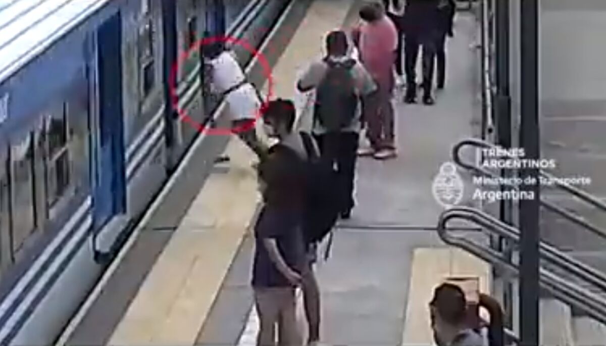 Mujer se salvó de morir en las vías del tren 1 Mujer se salvó de morir en las vías del tren Recientemente se ha hecho viral la historia de una mujer que se salvó de milagro tras haber caído a las vías del tren en Argentina, mientras que un ferrocarril estaba cruzando.