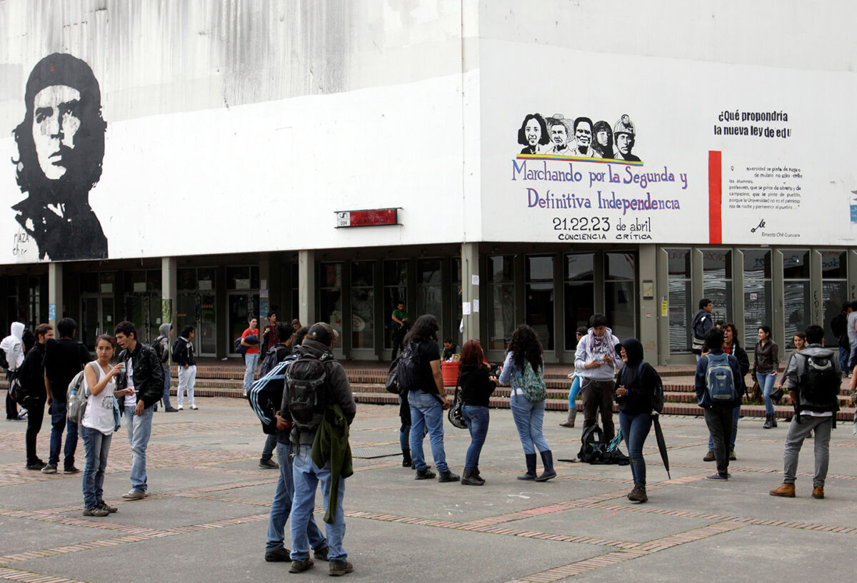 Cuatro heridos tras la toma del edificio de la U. Nacional 1 Cuatro heridos tras la toma del edificio de la U. Nacional En la tarde de este miércoles 27 de abril, la Universidad Nacional confirmó, a través de un comunicado, que cerca de 30 personas pertenecientes a un grupo armado ingresaron a la Universidad Nacional y se tomaron por la fuerza el edificio. Según indicaron allí, estas personas manipulan material explosivo.