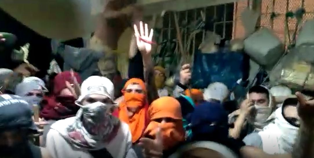 EN VIDEO: Motín en estación de Puente Aranda deja varios heridos Los detenidos de la URI de Puente Aranda armaron un amotinamiento la noche de este miércoles al interior de esta estación de Policía, pues según expresaron los aprehendidos mediante varios videos, están "mamados" del hacinamiento y los tratos que reciben en este lugar.