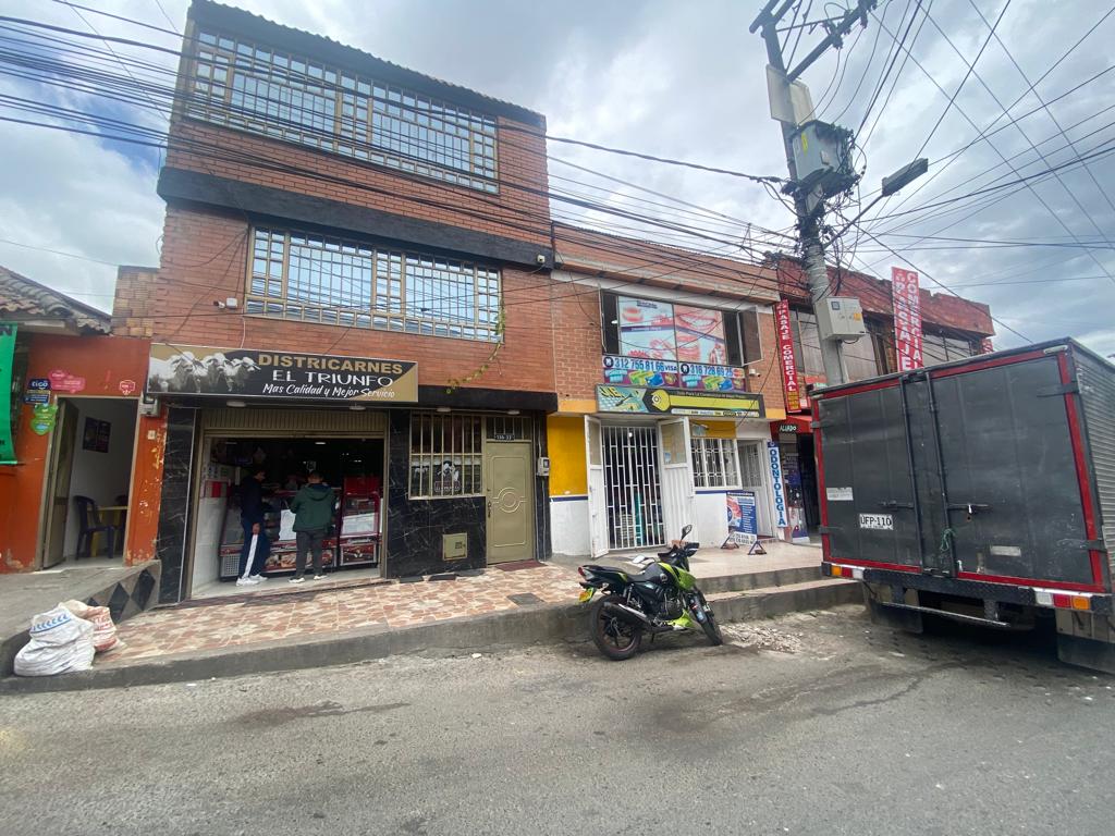 Mataron al 'Ñaña' de una puñalada en Usme 2 Mataron al 'Ñaña' de una puñalada en Usme En Usme Pueblo, una vereda tranquila y llena de vegetación y gente humilde, el rumor de una muerte violenta se esparció este domingo. Las calles repletas de gente que iniciaba ayer la semana, no dejaban de ser recorridas por el rumor del asesinato del ‘Ñaña’, como le decían de cariño a un migrante trabajador que se había ganado el corazón de los habitantes del pueblo, a excepción de un temible sujeto, que lo acabó matando.