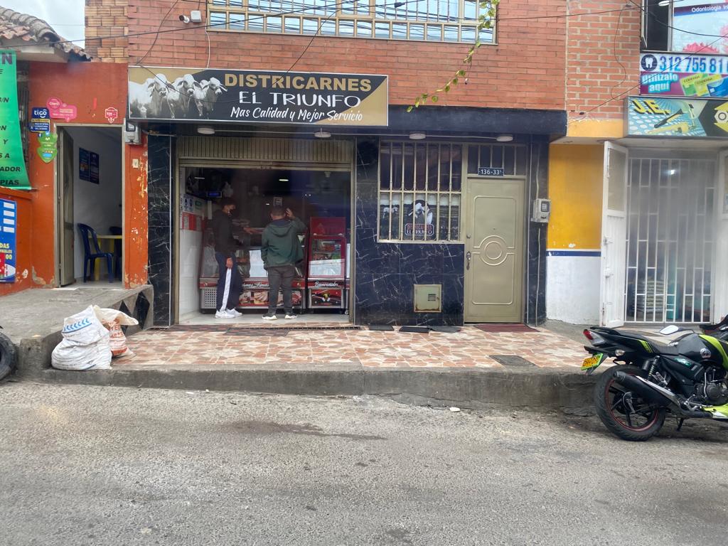 Mataron al 'Ñaña' de una puñalada en Usme 1 Mataron al 'Ñaña' de una puñalada en Usme En Usme Pueblo, una vereda tranquila y llena de vegetación y gente humilde, el rumor de una muerte violenta se esparció este domingo. Las calles repletas de gente que iniciaba ayer la semana, no dejaban de ser recorridas por el rumor del asesinato del ‘Ñaña’, como le decían de cariño a un migrante trabajador que se había ganado el corazón de los habitantes del pueblo, a excepción de un temible sujeto, que lo acabó matando.