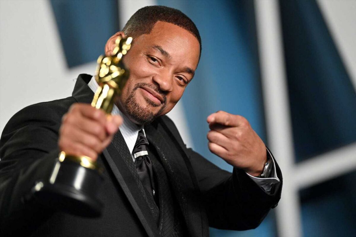 Will Smith renuncia a la Academia tras escándalo en los Óscar 5 Will Smith renuncia a la Academia tras escándalo en los Óscar Will Smith anunció este viernes su renuncia como miembro de la institución que otorga los premios Óscar, esto después del escándalo que armó en plena ceremonia al golpear al comediante Chris Rock el pasado domingo, según un comunicado.