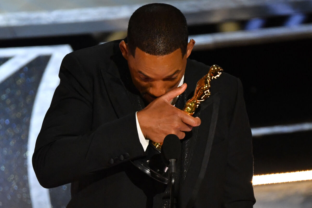 Will Smith renuncia a la Academia tras escándalo en los Óscar Will Smith anunció este viernes su renuncia como miembro de la institución que otorga los premios Óscar, esto después del escándalo que armó en plena ceremonia al golpear al comediante Chris Rock el pasado domingo, según un comunicado. 