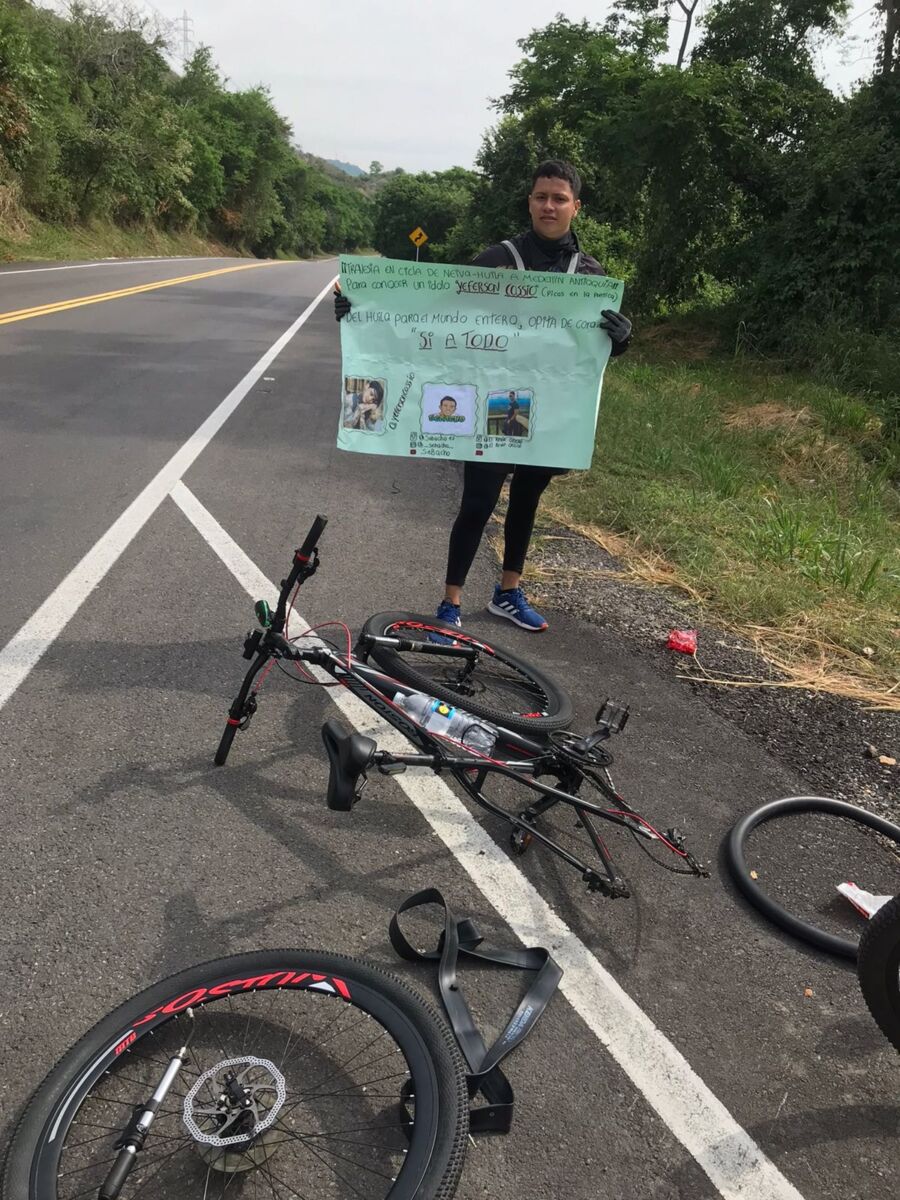 Joven recorrió 4 días en cicla para ver a Yeferson Cossio y este lo ignoró 1 Joven recorrió 4 días en cicla para ver a Yeferson Cossio y este lo ignoró Por medio de redes sociales se viralizó la historia de un joven huilense que pedaleó durante cuatro días su bici para poder conocer a su ídolo, Yeferson Cossio. Desafortunadamente, cuando llegó a la morada del influencer, sin pena ni gloria, este lo ignoró.