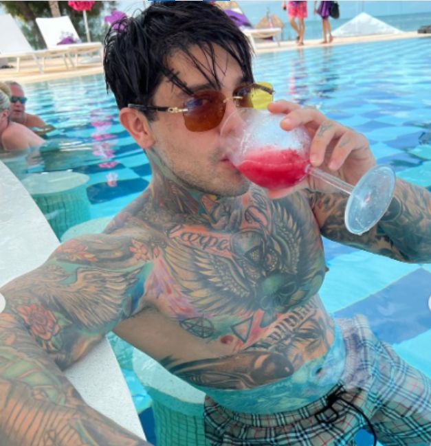 Yeferson Cossio invitará a 15 seguidores a su finca "con todo pago" 1 Yeferson Cossio invitará a 15 seguidores a su finca "con todo pago" Después de que el influencer Yeferson Cossio se quejara en sus historias de Instagram porque las lanchas que navegan por la represa de Guatapé (Antioquia) con turistas llegan a la orilla de su finca, volvió a ser tendencia este miércoles tras anunciar una noticia.
