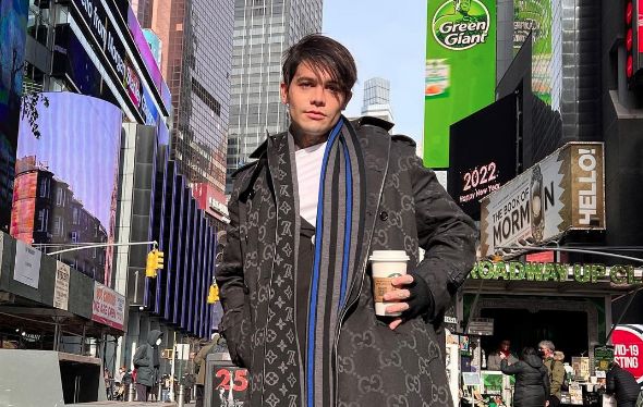 Yeferson Cossio se queja de que turistas llegan a ver su casa El influencer y generador de contenido colombiano, Yeferson Cossio, volvió a ser tema de conversación tras publicar una historia desde su cuenta personal de Instagram, en donde se le ve bastante enojado porque una empresa de turismo puso su casa en Guatapé como centro de atracción.