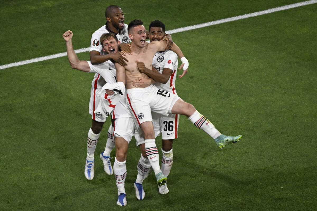 Santos Borré le dio el título de la Liga de Europa al Eintracht Frankfurt Rafael Santos Borré es el nuevo rey de Europa. El delantero colombiano se vistió de héroe y con sus goles le dio el título al Eintracht Frankfurt en la Liga Europea. El jugador de la Selección Colombia no solo marcó el gol del empate 1-1 ante el Rangers de Escocia, también anotó el penal con el que el conjunto alemán se impuso 5-4 y dio la vuelta olímpica en el estadio Ramón Sánchez Pizjuán de Sevilla (España).