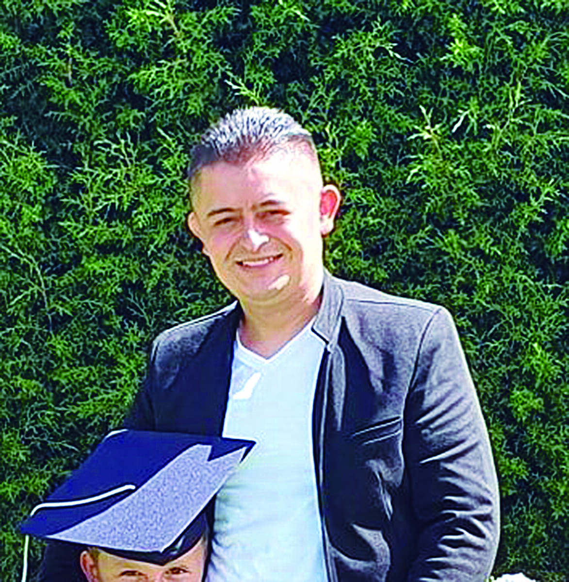 Familia de Wilmer pide que se haga justicia: un BMW lo arrolló y le quitó la vida 1 Familia de Wilmer pide que se haga justicia: un BMW lo arrolló y le quitó la vida “¿Cómo es posible que yo esté acá enterrando a mi hijo mientras el tipo que lo mató sigue libre y descansando tranquilo?”, es la pregunta que no para de hacerse doña Carlina Verano, madre de Wilmer García, un muchacho de 32 años que murió arrollado por un imprudente cuando iba camino a su trabajo. En el lugar donde falleció, la familia de Wilmer dejó pancartas pidiendo justicia y flores como un recordatorio de lo que ocurrió aquella madrugada.