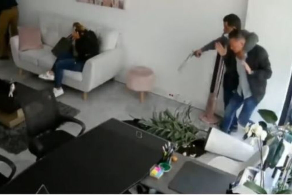 FOTOS: Filtran imágenes del hurto a edificio de la 93 La tarde de este lunes se presentó un nuevo hurto a mano armada en la capital, esta vez al interior de un prestigioso edificio ubicado al norte de la capital, sobre la Calle 93 con Carrera 16.