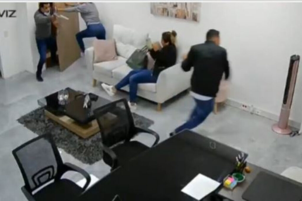 FOTOS: Filtran imágenes del hurto a edificio de la 93 La tarde de este lunes se presentó un nuevo hurto a mano armada en la capital, esta vez al interior de un prestigioso edificio ubicado al norte de la capital, sobre la Calle 93 con Carrera 16.