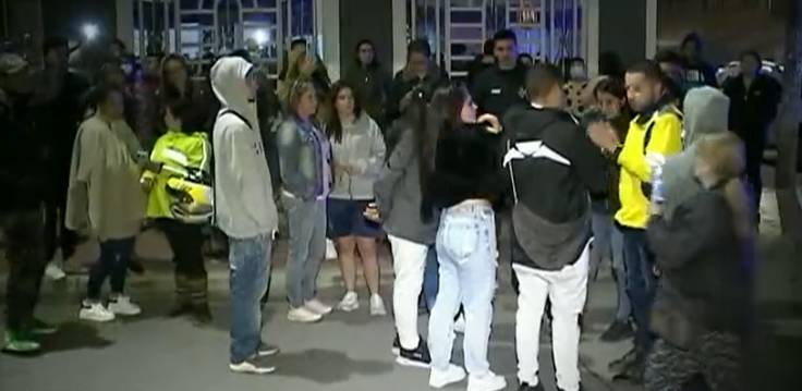 Padres piden justicia: denuncian maltrato en jardín infantil de Rafael Uribe 2 Padres piden justicia: denuncian maltrato en jardín infantil de Rafael Uribe En la noche de este martes, padres de familia realizaron protestas y un plantón frente a un jardín infantil, ubicado en el barrio Molinos de la localidad de Rafael Uribe Uribe, pidiendo justicia por sus hijos, que habían sido maltratados en dicho lugar.