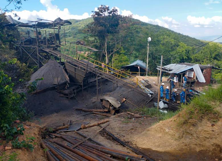 14 mineros atrapados por explosión de mina Ayer, hacia las 11:50 de la mañana, una fuerte explosión sacudió una parte de la vereda El Abarico, en El Zulia. El estruendo provenía del interior de la mina La Mestiza, donde trabajaban 15 obreros, de los cuales 14 quedaron atrapados y uno resultó con quemaduras en casi todo su cuerpo.