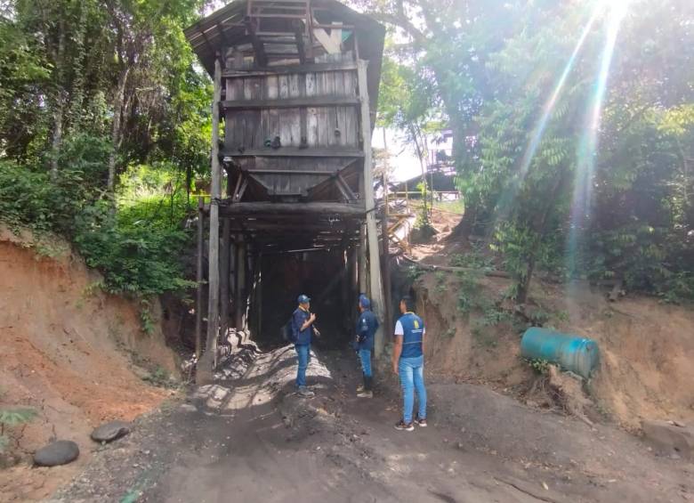 Continúa la angustiosa búsqueda de 14 mineros atrapados en un socavón La veintena de familiares que llegaron hasta ese punto del área metropolitana de Cúcuta estaban llenos de dolor, angustia y desesperación, pues querían tener alguna razón de los 14 mineros que quedaron atrapados desde las 11:00 de la mañana del lunes, en ese profundo socavón.