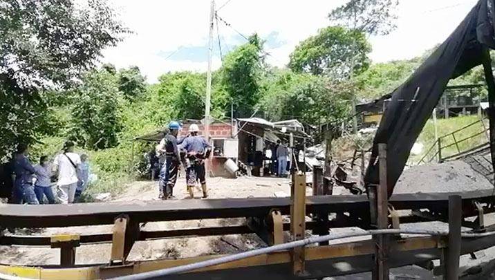 14 mineros atrapados por explosión de mina Ayer, hacia las 11:50 de la mañana, una fuerte explosión sacudió una parte de la vereda El Abarico, en El Zulia. El estruendo provenía del interior de la mina La Mestiza, donde trabajaban 15 obreros, de los cuales 14 quedaron atrapados y uno resultó con quemaduras en casi todo su cuerpo.