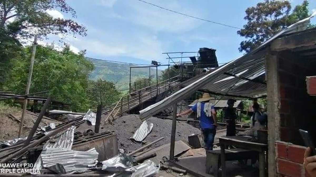 Continúa la angustiosa búsqueda de 14 mineros atrapados en un socavón La veintena de familiares que llegaron hasta ese punto del área metropolitana de Cúcuta estaban llenos de dolor, angustia y desesperación, pues querían tener alguna razón de los 14 mineros que quedaron atrapados desde las 11:00 de la mañana del lunes, en ese profundo socavón.