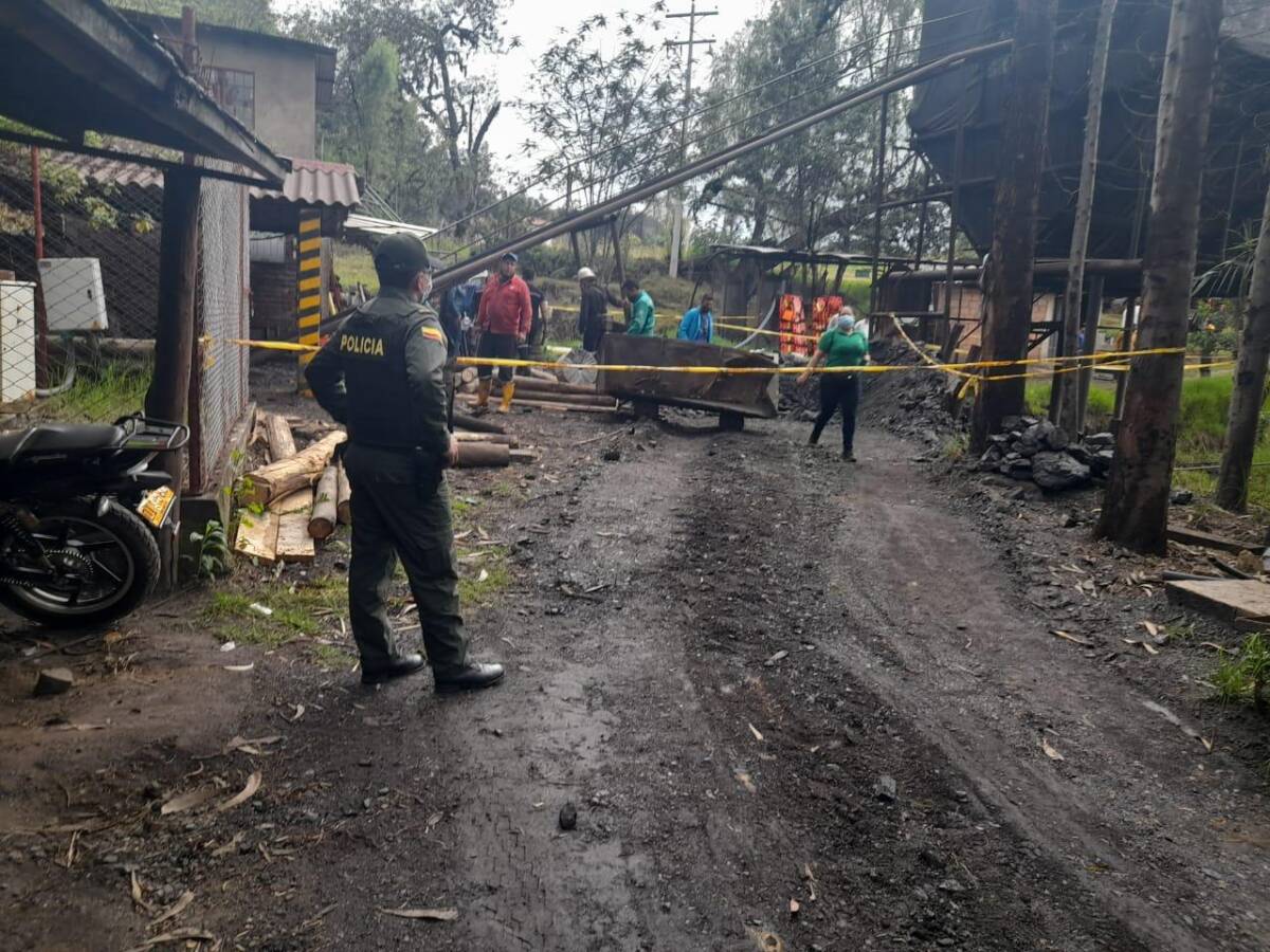 14 mineros atrapados por explosión de mina Ayer, hacia las 11:50 de la mañana, una fuerte explosión sacudió una parte de la vereda El Abarico, en El Zulia. El estruendo provenía del interior de la mina La Mestiza, donde trabajaban 15 obreros, de los cuales 14 quedaron atrapados y uno resultó con quemaduras en casi todo su cuerpo.