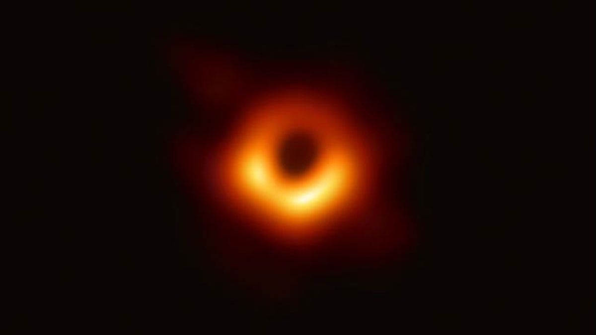 Los misterios de los agujeros negros 2 Los misterios de los agujeros negros De acuerdo con Geoffrey Bower, científico del proyecto Event Horizon Telescope (EHT) del Instituto de Astronomía y Astrofísica, Academia Sínica de Taiwan, “estas observaciones sin precedentes han mejorado enormemente nuestra comprensión de lo que sucede en el centro de nuestra galaxia y ofrece nuevos conocimientos sobre cómo estos agujeros negros gigantes interactúan con su entorno”. Además, estedescubrimiento podría permitirles a los astrónomos obtener más detalles sobre el Universo y sus orígenes.