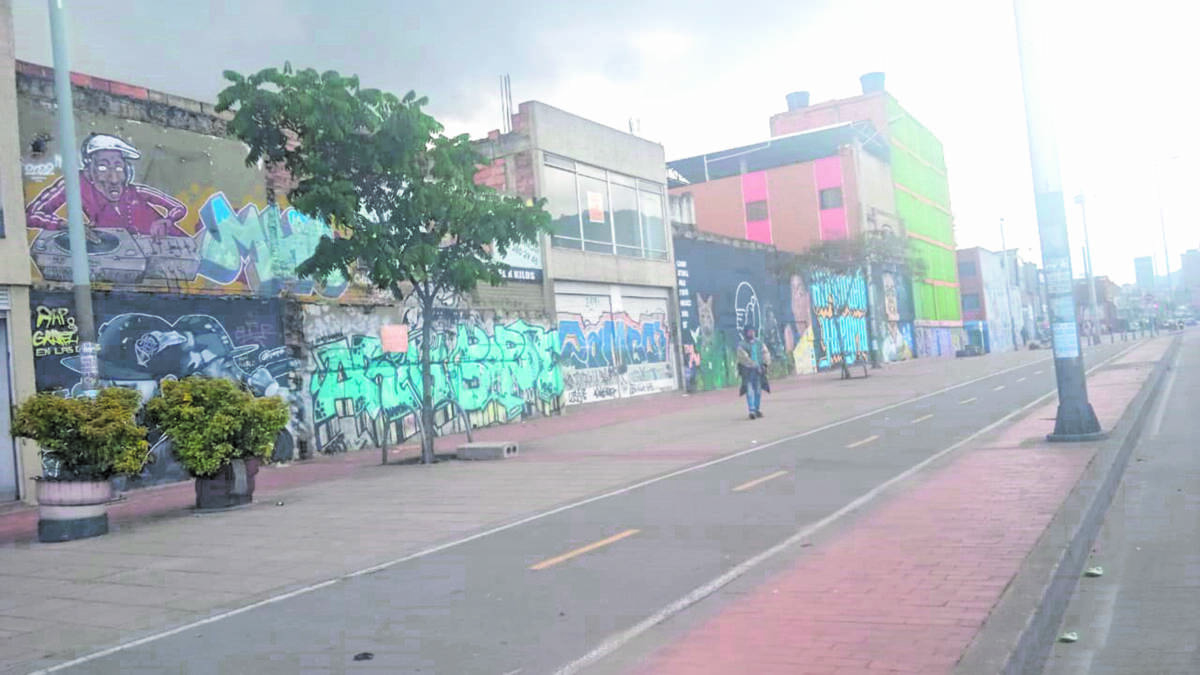 Riña en el 'Samber' deja un joven muerto Las riñas en el convulsionado barrio San Bernardo, de la localidad de Santa Fe, se siguen librando a muerte. Ayer dos personajes que habitan en el corazón de este barrio protagonizaron una cruda pelea que terminó con la muerte de uno de ellos y la fuga del sobreviviente.