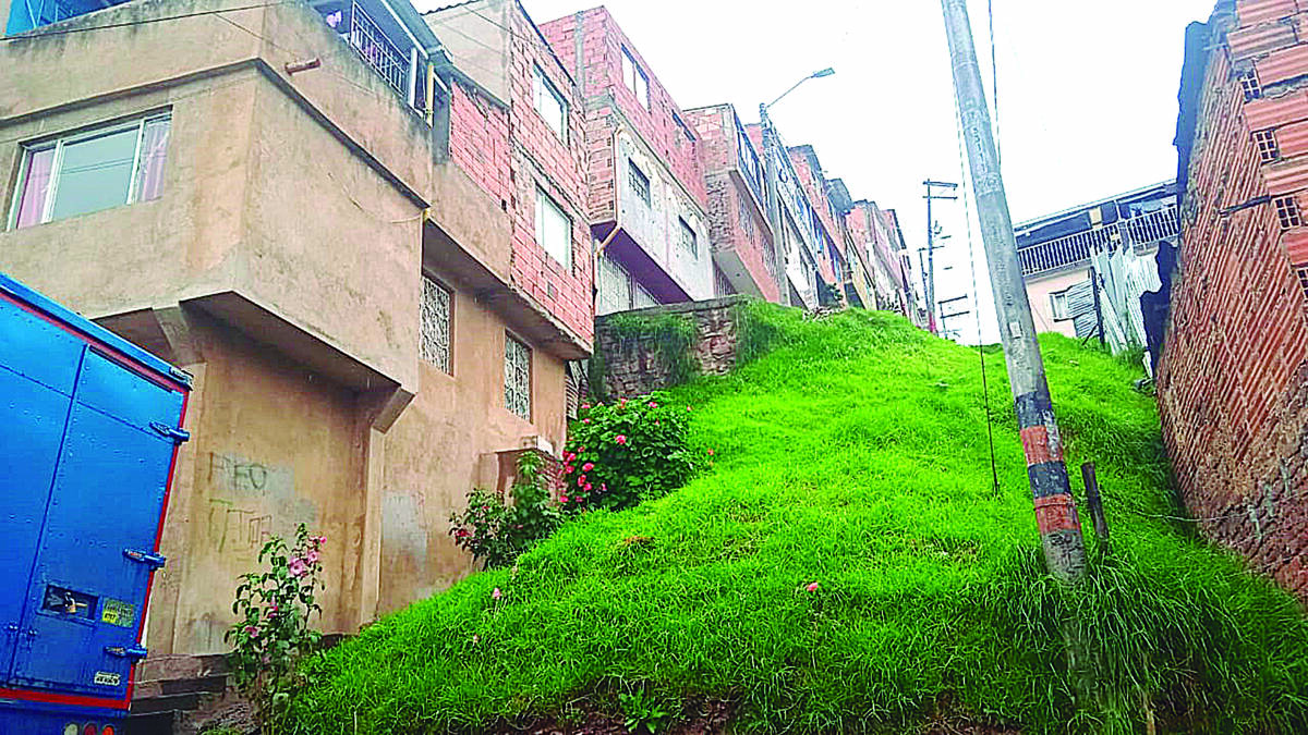 Acribillaron a Óscar en Las Colinas de Rafael Uribe Un nuevo crimen se registró en el barrio Las Colinas de Rafael Uribe Uribe, la noche de este martes. Aunque no es nada extraño para los habitantes de este barrio conocer hechos de muertes violentas, el vecindario está contra la espada y la pared, ya que hace un mes también hubo un asesinato a una cuadra del más reciente.