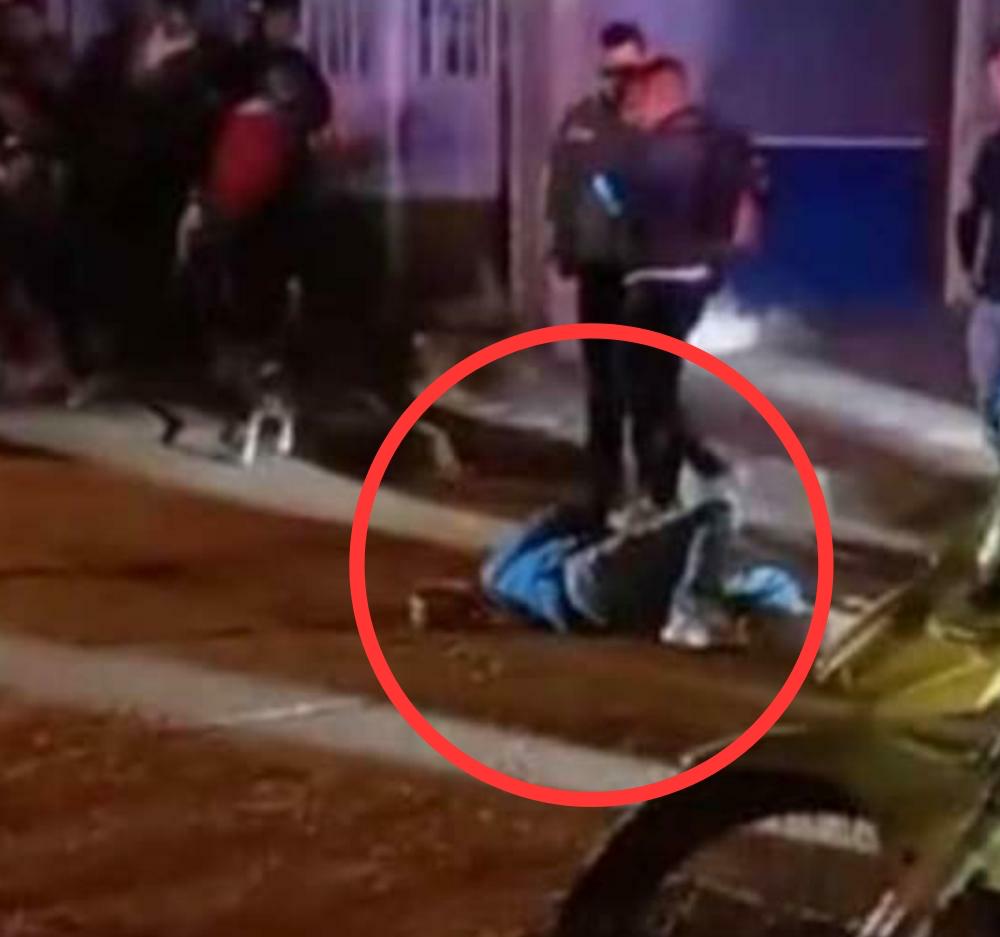 Acaban con la vida de Asdrual En horas de la noche del lunes, doña Rosa María le dio la bendición a su hijo y se lo encomendó a Dios para que se lo protegiera. Ella no imaginó que a los pocos minutos que Asdrual Roa, de tan solo 20 años, cruzara la puerta sería asesinado con arma de fuego por un sujeto que se la tenía cazada desde hace algunos meses.