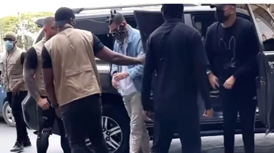 Doble de Bad Bunny engañó a fans en centro comercial y causó revuelo 6 Doble de Bad Bunny engañó a fans en centro comercial y causó revuelo El falso Bad Bunny llegó en una camioneta negra rodeado de unos sujetos encapuchados que fingieron ser sus escoltas y se bajó en la entrada principal de un centro comercial en Cali. De inmediato acaparó la atención de varias personas.